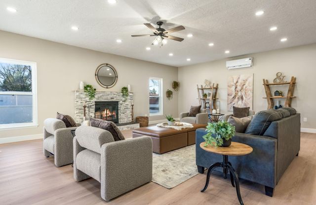 1105 Salamanca Street NW, Los Ranchos, NM 87107