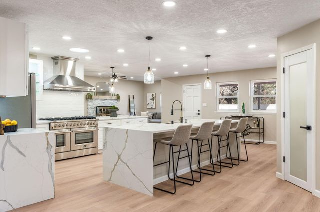 1105 Salamanca Street NW, Los Ranchos, NM 87107