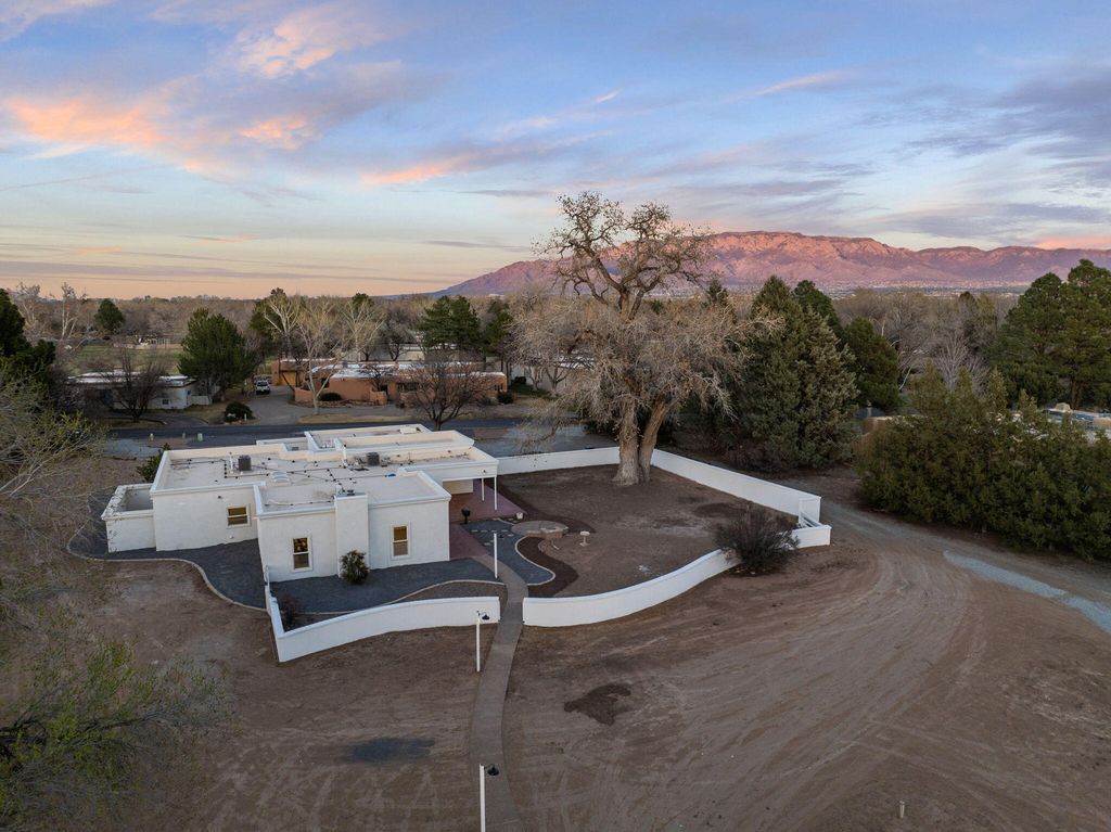 1105 Salamanca Street NW, Los Ranchos, NM 87107