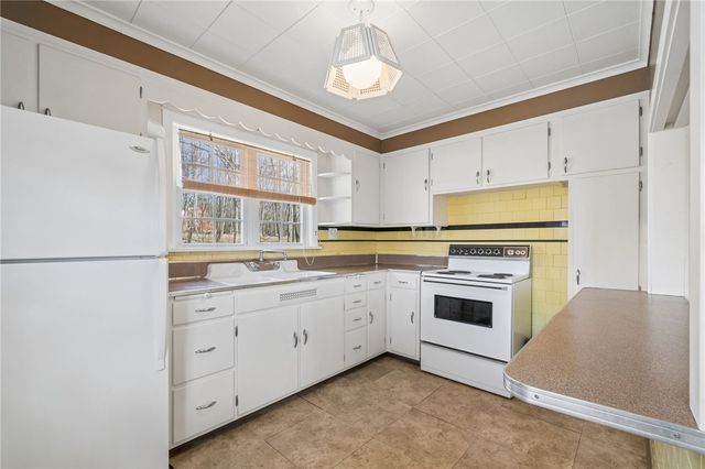 122 Saint Peter Way, Hempfield Twp, PA 15644