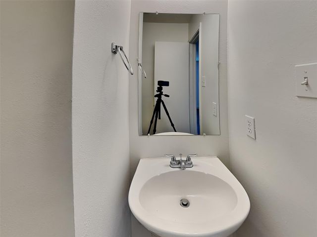 9220 Mahan Drive, La Porte, TX 77571