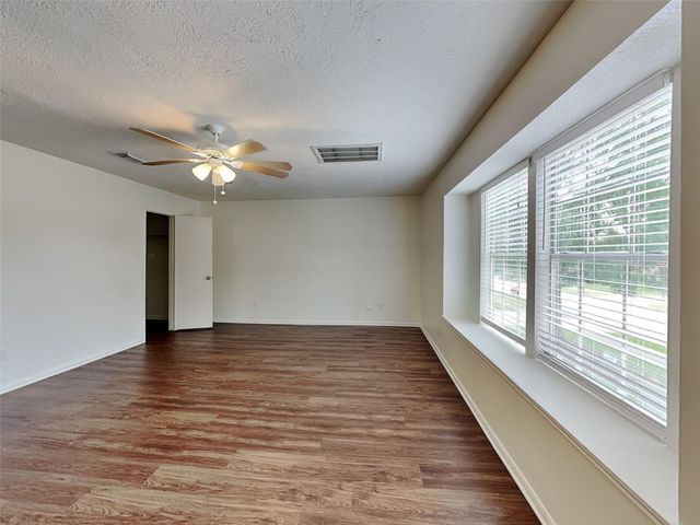 9220 Mahan Drive, La Porte, TX 77571