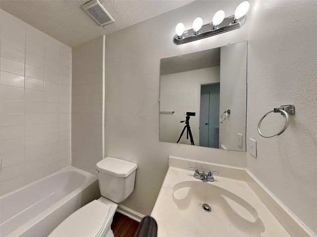 9220 Mahan Drive, La Porte, TX 77571