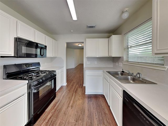 9220 Mahan Drive, La Porte, TX 77571