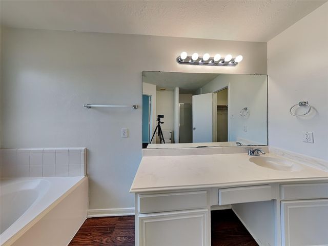 9220 Mahan Drive, La Porte, TX 77571