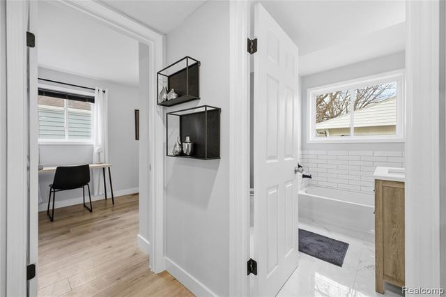 393 W Hudson Avenue, Madison Heights, MI 48071