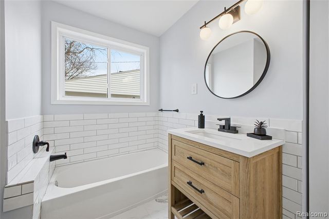 393 W Hudson Avenue, Madison Heights, MI 48071