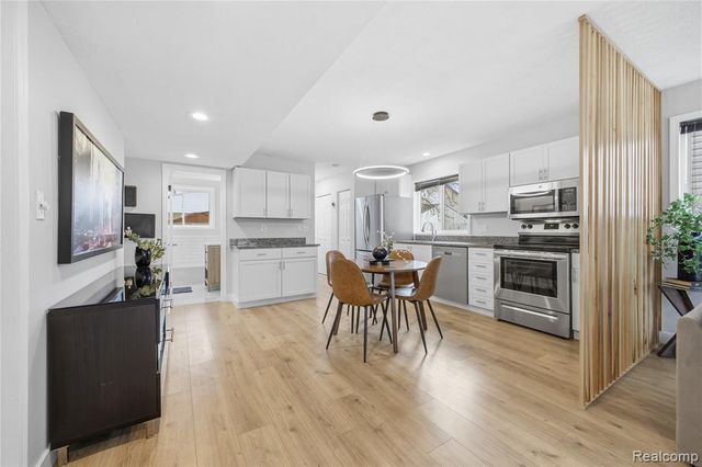 393 W Hudson Avenue, Madison Heights, MI 48071