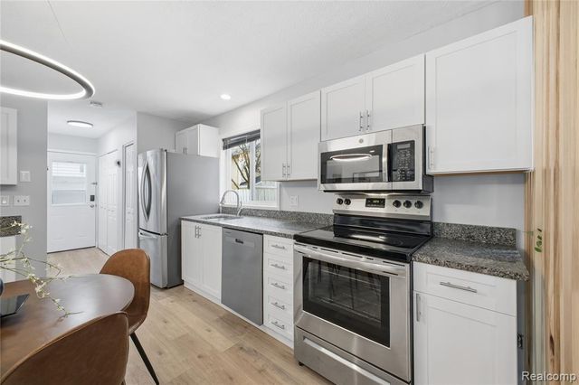 393 W Hudson Avenue, Madison Heights, MI 48071