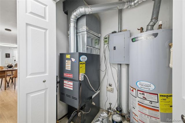 393 W Hudson Avenue, Madison Heights, MI 48071