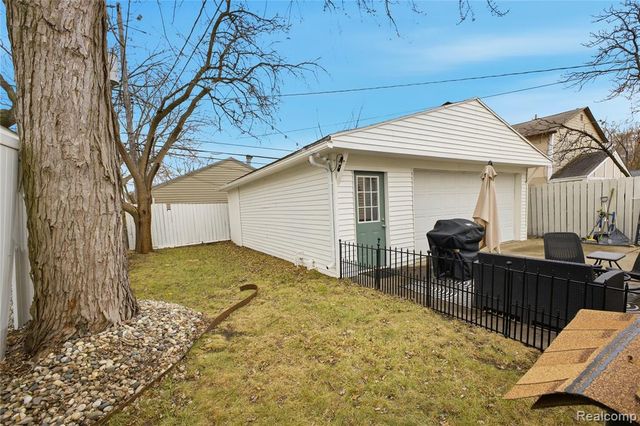 393 W Hudson Avenue, Madison Heights, MI 48071
