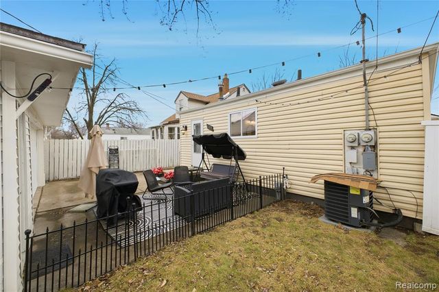 393 W Hudson Avenue, Madison Heights, MI 48071