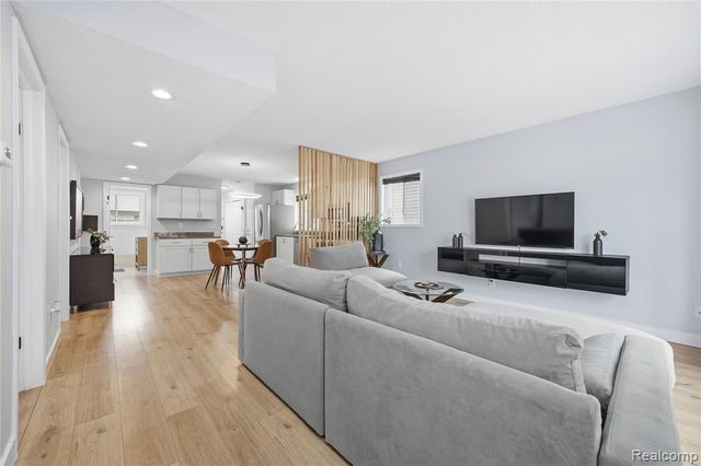 393 W Hudson Avenue, Madison Heights, MI 48071