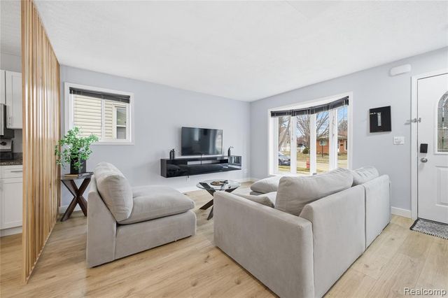 393 W Hudson Avenue, Madison Heights, MI 48071