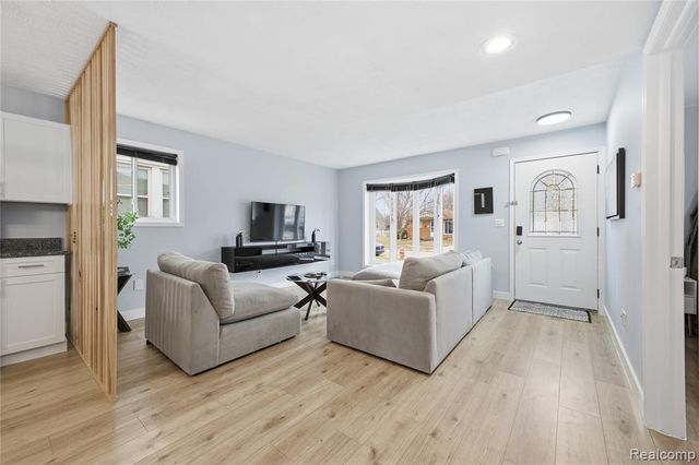 393 W Hudson Avenue, Madison Heights, MI 48071