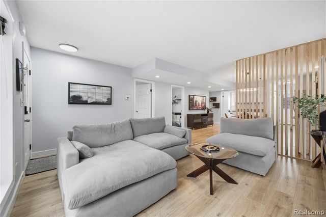 393 W Hudson Avenue, Madison Heights, MI 48071