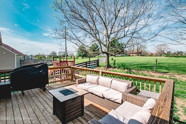 135 Mockingbird Dr, Taylorsville, KY 40071