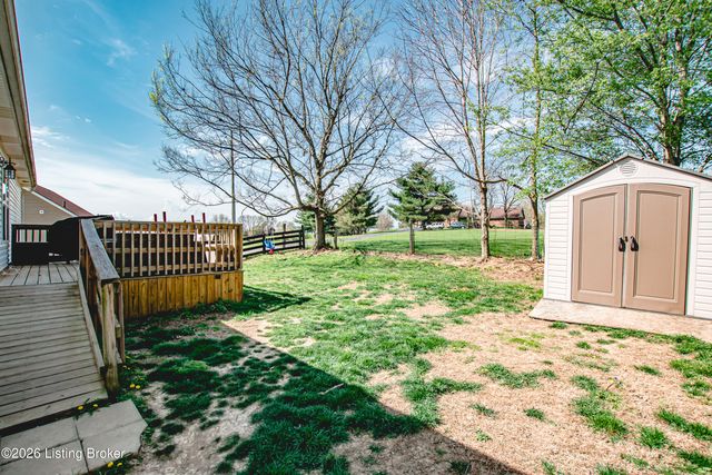 135 Mockingbird Dr, Taylorsville, KY 40071