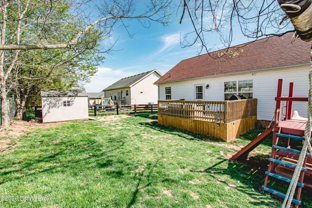 135 Mockingbird Dr, Taylorsville, KY 40071