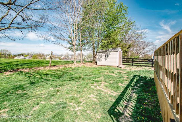 135 Mockingbird Dr, Taylorsville, KY 40071
