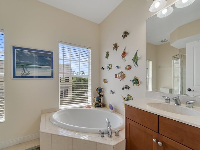 1670 42nd Square 102, Vero Beach, FL 32960