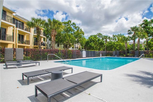 1670 42nd Square 102, Vero Beach, FL 32960