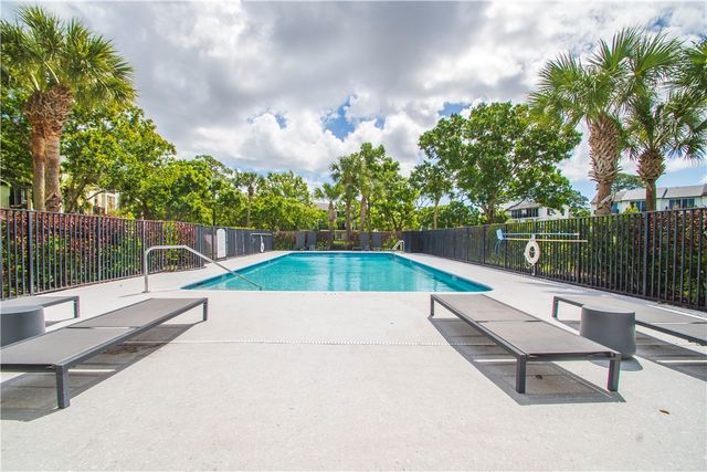 1670 42nd Square 102, Vero Beach, FL 32960