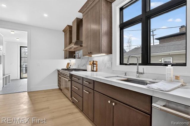 667 Oak, Birmingham, MI 48009