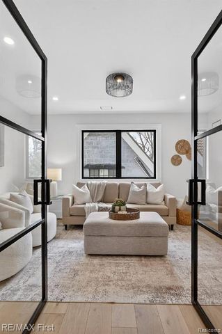 667 Oak, Birmingham, MI 48009