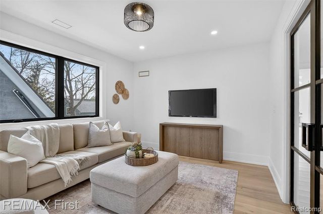 667 Oak, Birmingham, MI 48009