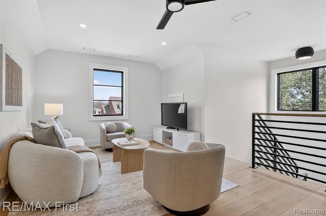 667 Oak, Birmingham, MI 48009