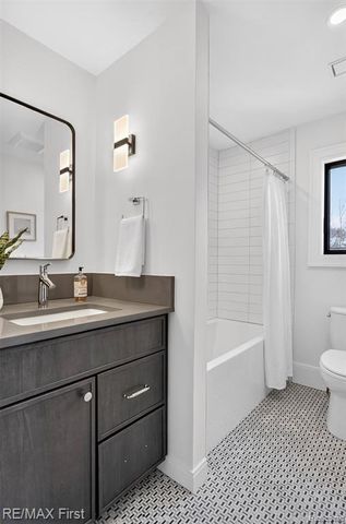 667 Oak, Birmingham, MI 48009