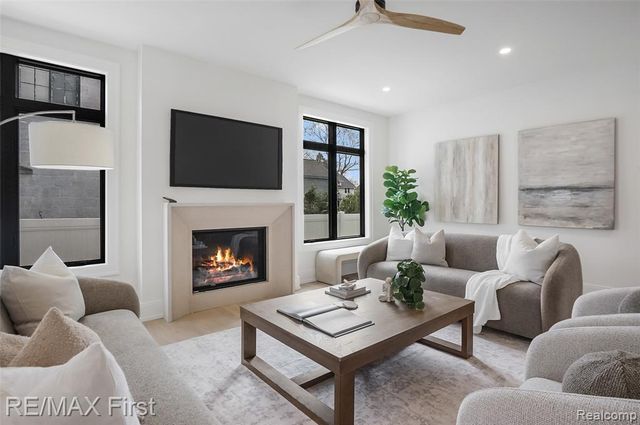 667 Oak, Birmingham, MI 48009