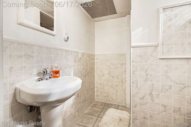 18426 Winthrop Street, Detroit, MI 48235