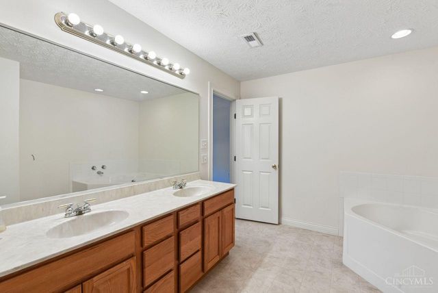 8021 Pinnacle Point Drive, West Chester, OH 45069