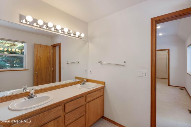 608 Meadowlark LN, Sandpoint, ID 83864