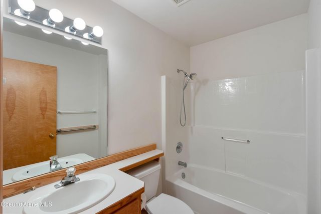 608 Meadowlark LN, Sandpoint, ID 83864