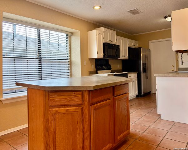 931 Hayloft Ln, San Antonio, TX 78245