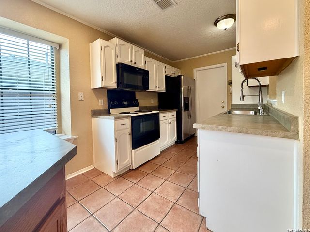 931 Hayloft Ln, San Antonio, TX 78245