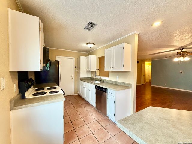 931 Hayloft Ln, San Antonio, TX 78245