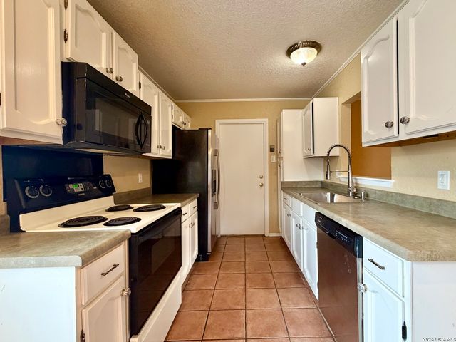 931 Hayloft Ln, San Antonio, TX 78245