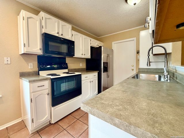 931 Hayloft Ln, San Antonio, TX 78245