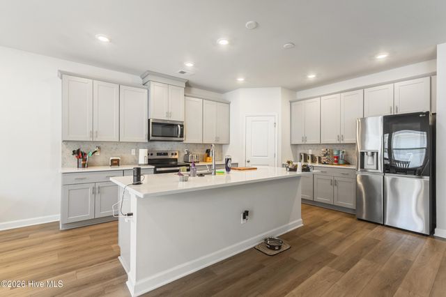 653 NW Blackthorne Circle NW, Calabash, NC 28467