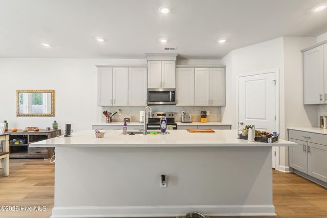 653 NW Blackthorne Circle NW, Calabash, NC 28467