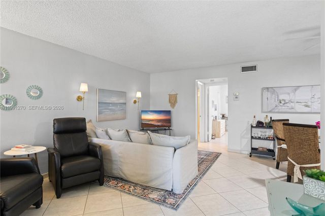 580 Egret Dr 111, Hallandale Beach, FL 33009