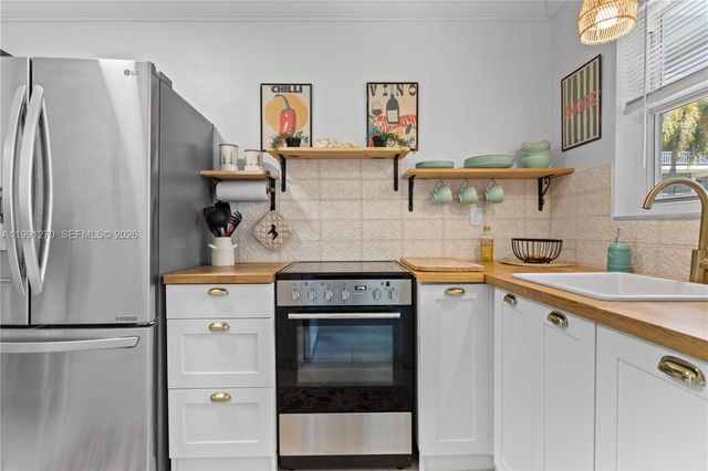 580 Egret Dr 111, Hallandale Beach, FL 33009