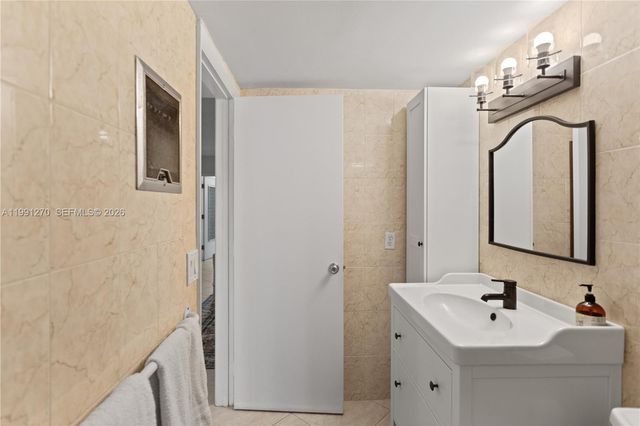 580 Egret Dr 111, Hallandale Beach, FL 33009