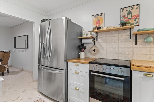 580 Egret Dr 111, Hallandale Beach, FL 33009