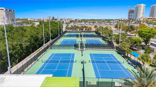 580 Egret Dr 111, Hallandale Beach, FL 33009