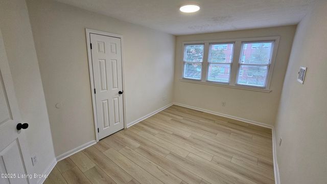 4003 W Market St, Louisville, KY 40212